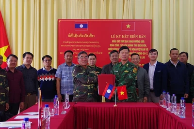 Đoàn trưởng hai đoàn công tác trao biên bản ghi nhớ ký kết hội đàm.