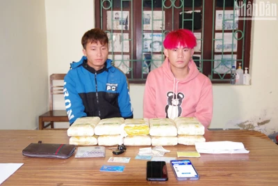 Đối tượng Thào A Chống (bên trái) và đối tượng Vàng A Cử cùng tang vật.