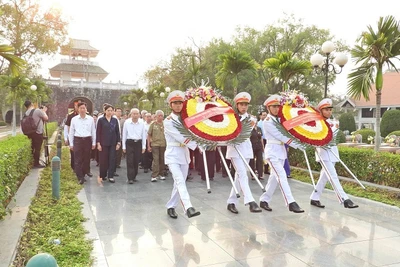 Đồng chí Đỗ Văn Chiến cùng các chiến sĩ Điện Biên, thanh niên xung phong, dân công hỏa tuyến viếng anh hùng, liệt sĩ tại nghĩa trang liệt sĩ A1.