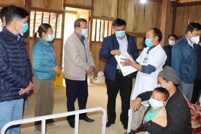 Lãnh đạo Sở Y tế Điện Biên kiểm tra công tác khoanh vùng, khống chế dịch sởi tại xã Pú Xi, huyện Tuần Giáo.