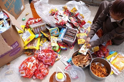 Xúc xích, chân gà, củ cải muối không có nguồn gốc xuất xứ vừa được Đoàn thanh tra liên ngành tại Điện Biên phát hiện và buộc tiêu hủy.