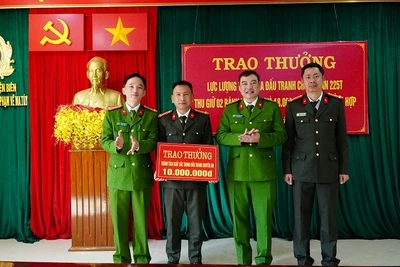 Đại tá Phạm Trường Giang, Phó Giám đốc Công an tỉnh Điện Biên trao thưởng các lực lượng phá thành công chuyên án. Ảnh: TRƯỜNG LONG