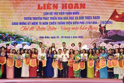 Lãnh đạo Bộ Văn hóa, Thể thao và Du lịch và lãnh đạo Ủy ban nhân dân tỉnh Điện Biên trao cờ lưu niệm tặng các đoàn. 