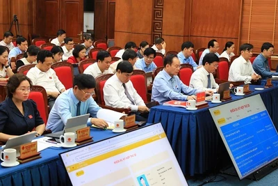 Đại biểu Hội đồng nhân dân tỉnh Điện Biên ấn nút thông qua nghị quyết sắp xếp đơn vị hành chính cấp xã.
