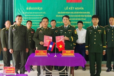 Đại diện lãnh đạo các Đồn Biên phòng thuộc Bộ đội Biên phòng Điện Biên và Đại đội Biên phòng 119 trao biên bản ký kết thực hiện quy chế kết nghĩa. Ảnh: ANH DŨNG