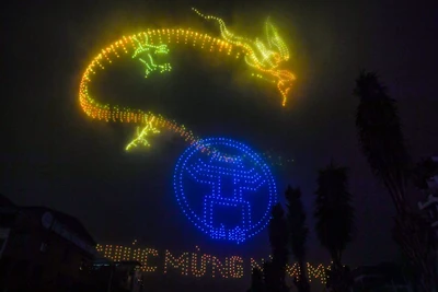 [Ảnh] Người dân Thủ đô choáng ngợp trước màn trình diễn ánh sáng nghệ thuật với 2.024 drones light 