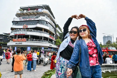 [Ảnh] Hàng nghìn người ghé thăm tòa nhà "Hàm cá mập" chụp ảnh trước khi bị tháo dỡ