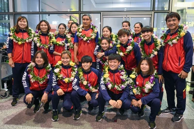 Các nữ tuyển thủ chụp ảnh lưu niệm tại sân bay Nội Bài.