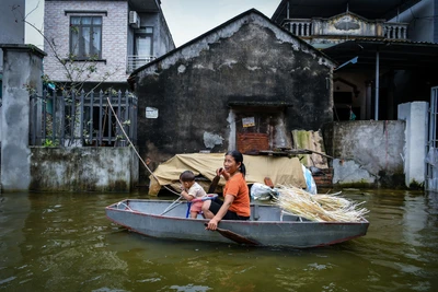 [Ảnh] 6 ngày ngập sâu ở hai xã "ốc đảo" ngoại thành Hà Nội