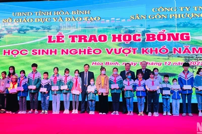 Trao học bổng cho các học sinh nghèo vượt khó.
