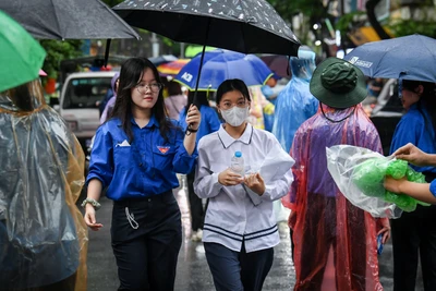 [Ảnh] Hàng nghìn thí sinh "đội mưa" tham dự môn cuối vào lớp 10 không chuyên
