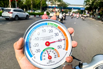 Nhiệt độ đo được vào trưa 5/5 ở ngoài trời đã vượt ngưỡng 40 độ C.