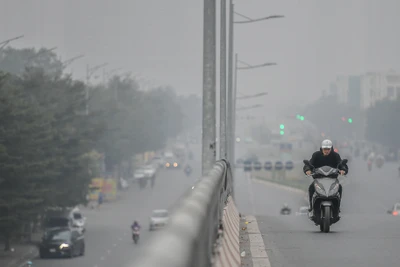 [Ảnh] Thành phố Hà Nội mù sương do ô nhiễm không khí ngày cuối năm