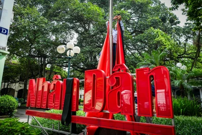 [Ảnh] Hà Nội: Nhiều nơi treo cờ rủ tưởng nhớ Tổng Bí thư Nguyễn Phú Trọng 