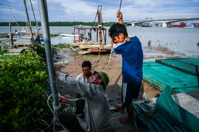 [Ảnh] Chạy đua với thời gian trước giờ siêu bão đổ bộ