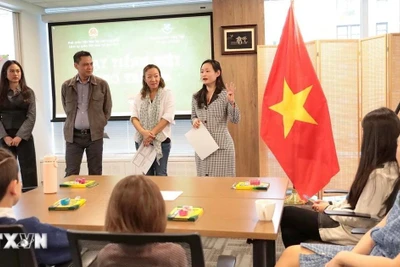 Cô giáo Nguyễn Phương Chung, giảng viên Khoa Ngôn ngữ, Đại học Columbia (bên phải) phát biểu tại buổi khai giảng lớp học. (Ảnh: Lê Hoàng/Mỹ)