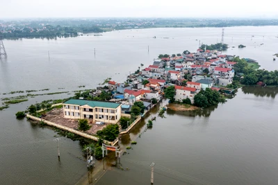 Nhiều xã ngoại thành Hà Nội trở thành "ốc đảo" vài ngày sau mưa lớn