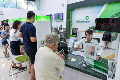 [Ảnh] Người dân Thủ đô đổ xô đi mua vàng trong ngày đầu 4 ngân hàng bán vàng miếng SJC