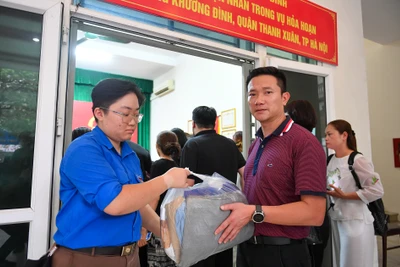 [Ảnh] Những "tấm lòng vàng" ủng hộ các nạn nhân vụ cháy chung cư mini Khương Hạ