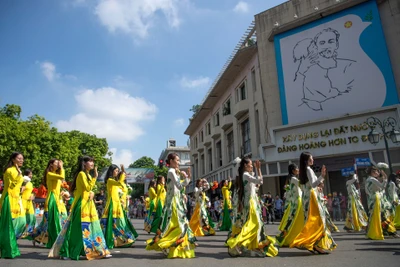 [Ảnh] Rực rỡ sắc màu Carnaval Thu Hà Nội trên Phố đi bộ Hồ Hoàn Kiếm