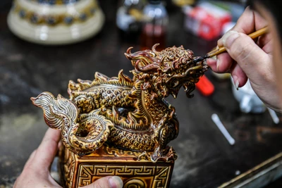 [Ảnh] Độc đáo ấn Rồng dát vàng Bát Tràng bằng gốm sứ