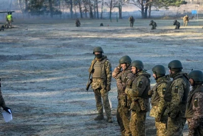 Binh sỹ Ukraine tham gia một buổi huấn luyện ở ngoại ô Kiev. (Ảnh: AFP/TTXVN)