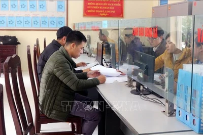 Giải quyết thủ tục hành chính tại bộ phận một cửa tại Hà Nam. Ảnh minh họa: TTXVN