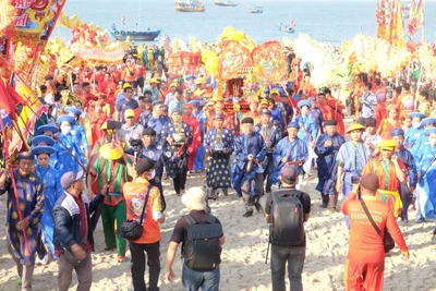 Các bô lão cao niên rước bài vị Cô từ ngoài biển cập bờ.