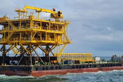 Khối thượng tầng giàn BK-23 được lai dắt đi lắp đặt biển. (Ảnh: Vietsovpetro)
