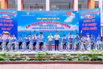 Ban Tổ chức đã trao tặng 15 xe đạp cho các em học sinh có hoàn cảnh khó khăn, vươn lên học giỏi tại thành phố Vũng Tàu.