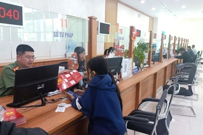 Cán bộ Công an tỉnh hướng dẫn thủ tục đề nghị cấp phiếu lý lịch tư pháp qua ứng dụng VNeID cho công dân.