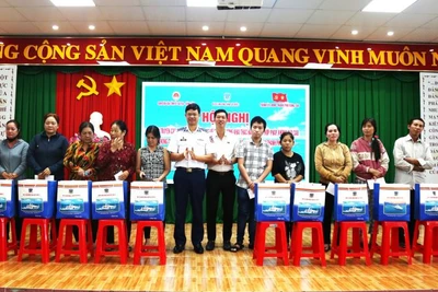 Đại tá Cao Xuân Quận Phó Chính ủy Bộ Tư lệnh Vùng Cảnh sát biển 3 và lãnh đạo Ban Dân vận Thành ủy Vũng Tàu trao quà cho các gia đình chính sách, ngư dân có hoàn cảnh khó khăn.