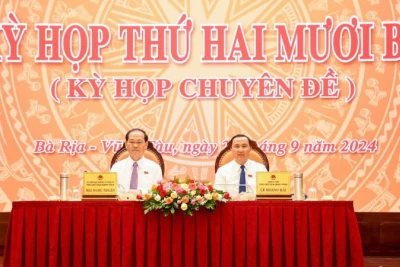 Ông Mai Ngọc Thuận (bên trái), Ủy viên Ban Thường vụ Tỉnh ủy, Phó Chủ tịch Thường trực Hội đồng nhân dân tỉnh, tại kỳ họp chuyên đề Hội đồng nhân dân tỉnh.