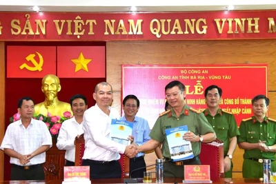 Đại tá Vũ Như Hà, Giám đốc Công an tỉnh và ông Dư Kim Thăng, Giám đốc Cảng hàng không Côn Đảo ký kết biên bản bàn giao nhiệm vụ bảo đảm an ninh hàng không tại sân bay Côn Đảo.