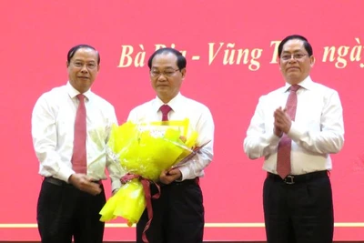 Đồng chí Mai Ngọc Thuận, Ủy viên Ban Thường vụ, Phó Chủ tịch Hội đồng nhân dân tỉnh nhận quyết định thôi tham gia công tác, chờ giải quyết chế độ nghỉ hưu theo quy định.