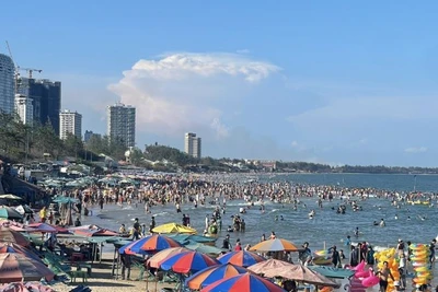 Khách du lịch tắm biển tại Bãi Sau, thành phố Vũng Tàu.