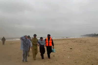 Thuyền viên đầu trên trên tàu bị nạn đã được cứu vào bờ an toàn. Ảnh: Hương Giang