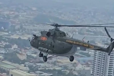 Trực thăng Mi-8 số hiệu 7844 của Trung đoàn không quân trực thăng 917 (Sư đoàn không quân 370) bay treo cờ Đảng. (Ảnh: Chụp từ clip)