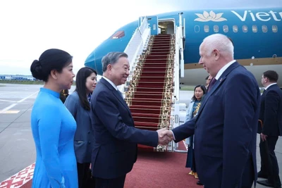 Phó Thủ tướng Belarus Anatoly Sivak tiễn Tổng Bí thư Tô Lâm và Phu nhân tại sân bay quốc tế Minsk. Ảnh: Thống Nhất/TTXVN