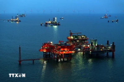 Giàn khoan dầu ở giếng dầu Shengli, thành phố Đông Dinh, tỉnh Sơn Đông (Trung Quốc). (Ảnh: THX/TTXVN)