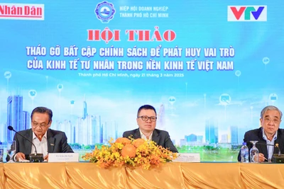Các đại biểu điều hành phiên tọa đàm trong khuôn khổ Hội thảo "Tháo gỡ bất cập chính sách để phát huy vai trò của kinh tế tư nhân trong nền kinh tế Việt Nam". Ảnh: THẾ DƯƠNG