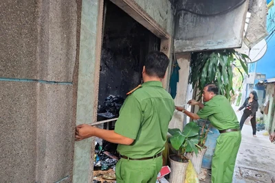 Lực lượng Công an vào khám nghiệm hiện trường.