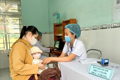 Đà Nẵng tăng cường đẩy nhanh tiến độ tiêm vắc-xin sởi cho các đối tượng trong độ tuổi. Ảnh: Anh Đào