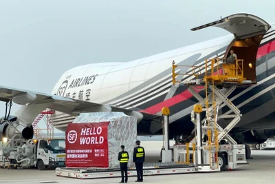 Trung Quốc mở đường bay quốc tế đầu tiên từ sân bay chuyên chở hàng hóa. (Ảnh TÂN HOA XÃ)