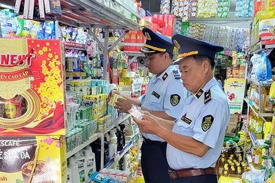 Cán bộ Cục Quản lý thị trường tỉnh Kiên Giang kiểm tra hàng hóa tại một cơ sở kinh doanh. (Ảnh MINH TRANG)