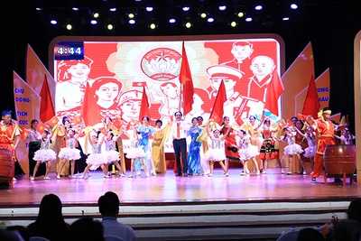 Tiết mục dự thi của ông Quách Ngọc Phong - Giải đặc biệt vòng chung khảo Hội thi Trưởng ban Công tác mặt trận thành phố Hà Nội. (Ảnh MẠNH KHÁNH)