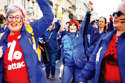 Người dân tham gia cuộc tuần hành tại Paris. (Ảnh REUTERS) 