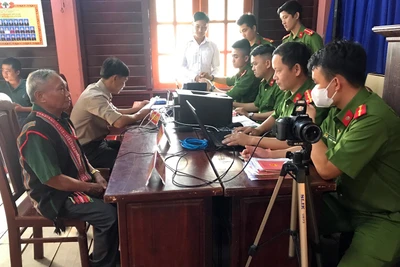 Công an xã Hòa Bắc tăng ca làm căn cước công dân cho đồng bào dân tộc Cơ Tu.