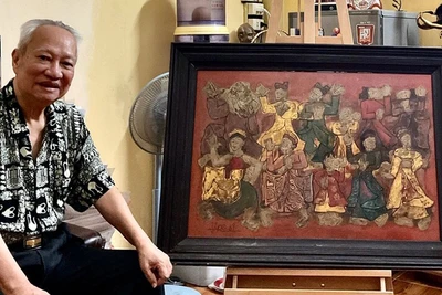 Nhà nghiên cứu mỹ thuật Nguyễn Đỗ Bảo bên tác phẩm Múa cổ của danh họa Nguyễn Tư Nghiêm.