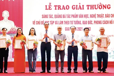 Lãnh đạo Tỉnh ủy Phú Thọ trao giải A cho các tác giả, nhóm tác giả và đơn vị đạt giải hoạt động quảng bá.